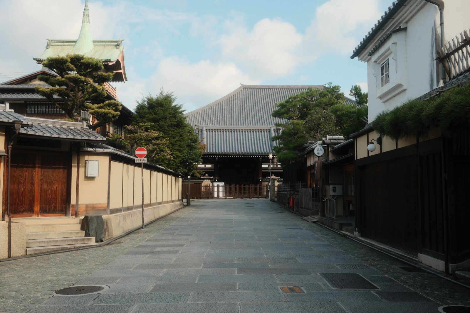 Quiet stone-paved street of traditional wooden houses in Kyoto, a highlight of the best cultural cruises to Japan